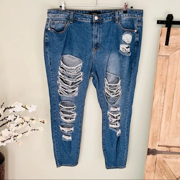 Forever 21+ Distressed Chain Boyfriend Jeans Size 18 - Picture 3 of 6